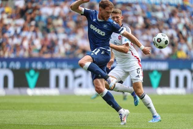 behauptet den Ball Budu Zivzivadze ( Karlsruher SC, 11) gegen Florian Flick ( 1. FC Nuernberg, 06 ) Karlsruher SC vs. 1. FC Nuernberg, Fussball, 2. Liga, 1. Spieltag, 2024 2025, 03.08.2024 , DFL REGULATIONS PROHIBIT ANY USE OF PHOTOGRAPHS AS IMAGE SEQUENCES AND OR QUASI-VIDEO. Karlsruher SC vs. 1. FC Nuernberg, Fussball, 2. Liga, 1. Spieltag, 2024 2025, 03.08.2024 Karlsruhe