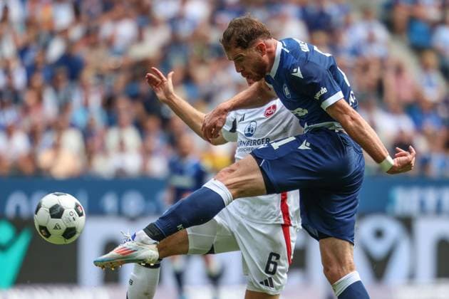 Budu Zivzivadze ( Karlsruher SC, 11) im Zweikampf, Kampf um den Ball, motiviert, Ehrgeiz, Duell, Pressing, Verteidigung, Defensive, Offensive, Dribbling, Einsatz gegen Florian Flick ( 1. FC Nuernberg, 06 ) Karlsruher SC vs. 1. FC Nuernberg, Fussball, 2. Liga, 1. Spieltag, 2024 2025, 03.08.2024 , DFL REGULATIONS PROHIBIT ANY USE OF PHOTOGRAPHS AS IMAGE SEQUENCES AND OR QUASI-VIDEO. Karlsruher SC vs. 1. FC Nuernberg, Fussball, 2. Liga, 1. Spieltag, 2024 2025, 03.08.2024 Karlsruhe