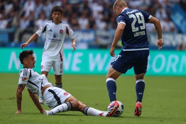 Lasse Guenther ( Karlsruher SC, 29) Zweikampf, Kampf um den Ball, motiviert, Ehrgeiz, Duell, Pressing, Verteidigung, Defensive, Offensive, Dribbling, Einsatz Kanji Okunuki ( 1. FC Nuernberg, 11 ) Karlsruher SC vs. 1. FC Nuernberg, Fussball, 2. Liga, 1. Spieltag, 2024 2025, 03.08.2024 , DFL REGULATIONS PROHIBIT ANY USE OF PHOTOGRAPHS AS IMAGE SEQUENCES AND OR QUASI-VIDEO. Karlsruher SC vs. 1. FC Nuernberg, Fussball, 2. Liga, 1. Spieltag, 2024 2025, 03.08.2024 Karlsruhe