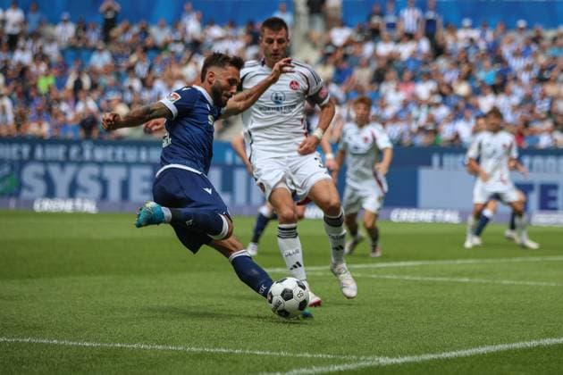 Fabian Schleusener ( Karlsruher SC, 24) legt von der Grundlinie zurueck im Hintergrund Robin Knoche ( 1. FC Nuernberg, 31 ) Karlsruher SC vs. 1. FC Nuernberg, Fussball, 2. Liga, 1. Spieltag, 2024 2025, 03.08.2024 , DFL REGULATIONS PROHIBIT ANY USE OF PHOTOGRAPHS AS IMAGE SEQUENCES AND OR QUASI-VIDEO. Karlsruher SC vs. 1. FC Nuernberg, Fussball, 2. Liga, 1. Spieltag, 2024 2025, 03.08.2024 Karlsruhe