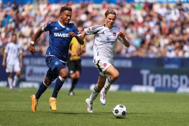 Bambase Conte ( Karlsruher SC, 31) Zweikampf, Kampf um den Ball, motiviert, Ehrgeiz, Duell, Pressing, Verteidigung, Defensive, Offensive, Dribbling, Einsatz vs. Caspar Jander ( 1. FC Nuernberg, 20 ) Karlsruher SC vs. 1. FC Nuernberg, Fussball, 2. Liga, 1. Spieltag, 2024 2025, 03.08.2024 , DFL REGULATIONS PROHIBIT ANY USE OF PHOTOGRAPHS AS IMAGE SEQUENCES AND OR QUASI-VIDEO. Karlsruher SC vs. 1. FC Nuernberg, Fussball, 2. Liga, 1. Spieltag, 2024 2025, 03.08.2024 Karlsruhe