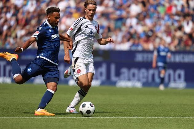 Bambase Conte ( Karlsruher SC, 31) Zweikampf, Kampf um den Ball, motiviert, Ehrgeiz, Duell, Pressing, Verteidigung, Defensive, Offensive, Dribbling, Einsatz vs. Caspar Jander ( 1. FC Nuernberg, 20 ) Karlsruher SC vs. 1. FC Nuernberg, Fussball, 2. Liga, 1. Spieltag, 2024 2025, 03.08.2024 , DFL REGULATIONS PROHIBIT ANY USE OF PHOTOGRAPHS AS IMAGE SEQUENCES AND OR QUASI-VIDEO. Karlsruher SC vs. 1. FC Nuernberg, Fussball, 2. Liga, 1. Spieltag, 2024 2025, 03.08.2024 Karlsruhe