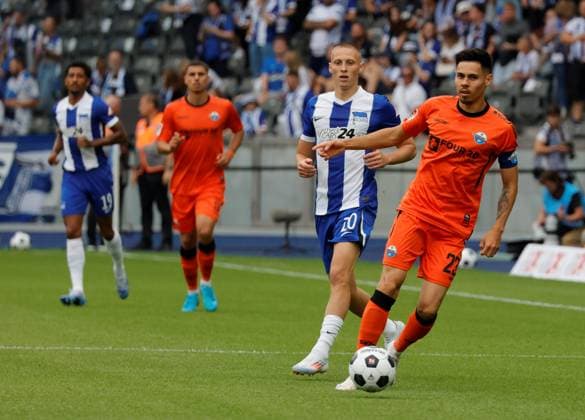 Deutschland, Berlin, Olympiastadion, Fussball, Herren, Saison 2024 2025, 2. Bundesliga (1. Spieltag), Hertha BSC - SC Paderborn, Foto:Palko Dardai (Hertha BSC), Raphael Obermair, SC Paderborn
