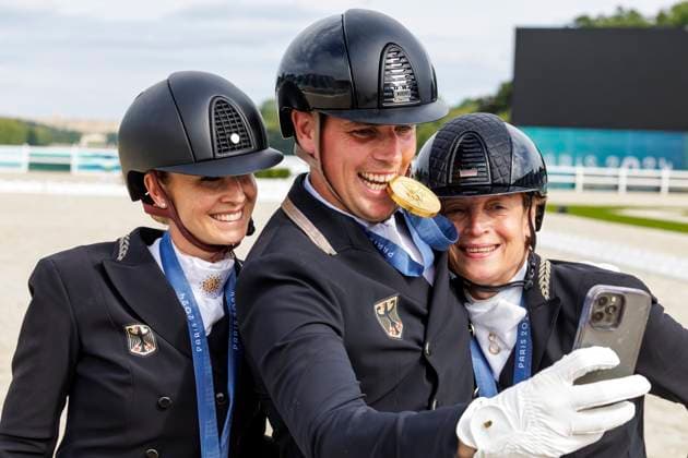 Sport Themen der Woche KW31 Sport Bilder des Tages PARIS - Olympische Sommer Spiele Olympic Summer Games 2024, PARIS - Olympische Sommer Spiele Olympic Summer Games 2024 Team Deutschland, Team Germany VON BREDOW-WERNDL Jessica (GER), WANDRES Frederic (GER), WERTH Isabell (GER) Team Final Grand Prix Special Paris, Schloss Versailles, ChÃ¢teau de Versailles 03. August 2024 - *** PARIS Olympic Summer Games Olympic Summer Games 2024, PARIS Olympic Summer Games Olympic Summer Games 2024 Team Germany, Team Germany VON BREDOW WERNDL Jessica GER , WANDRES Frederic GER , WERTH Isabell GER Team Final Grand Prix Special Paris, Palace of Versailles, Château de Versailles 03 August 2024