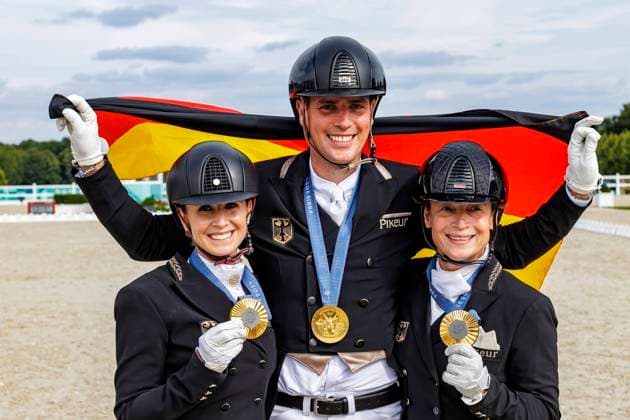 Bilder des Jahres 2024, Sport 08 August Sport Themen der Woche KW31 Sport Bilder des Tages PARIS - Olympische Sommer Spiele Olympic Summer Games 2024, PARIS - Olympische Sommer Spiele Olympic Summer Games 2024 Team Deutschland, Team Germany VON BREDOW-WERNDL Jessica (GER), WANDRES Frederic (GER), WERTH Isabell (GER) Team Final Grand Prix Special Paris, Schloss Versailles, ChÃ¢teau de Versailles 03. August 2024 - *** PARIS Olympic Summer Games Olympic Summer Games 2024, PARIS Olympic Summer Games Olympic Summer Games 2024 Team Germany, Team Germany VON BREDOW WERNDL Jessica GER , WANDRES Frederic GER , WERTH Isabell GER Team Final Grand Prix Special Paris, Palace of Versailles, Château de Versailles 03 August 2024
