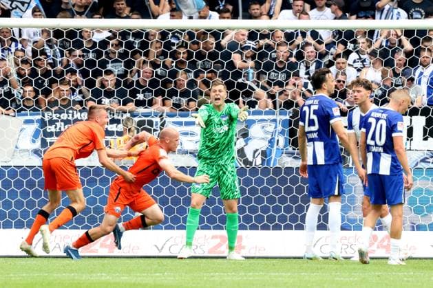 DEU, DFL, 2. FBL, Hertha BSC vs. SC Paderborn 07, 03.08.2024, Berliner Olympiastadion, Berlin, DEU, DFL, 2. FBL, Hertha BSC vs. SC Paderborn 07, im Bild 0:1 durch Tjark Scheller (SC Paderborn 25) Paderborner-Spieler Jubel, jubelt, Freude, Glueck, gluecklich, positive Emotionen, Tjark Ernst (Hertha BSC Berlin 1), Haris Tabakovic (Hertha BSC Berlin 25), Palko Dardai (Hertha BSC Berlin 20) DFL - regulations prohibit any use of Photographs as image sequences and or quasi-video Foto: Juergen Engler nordphoto GmbH