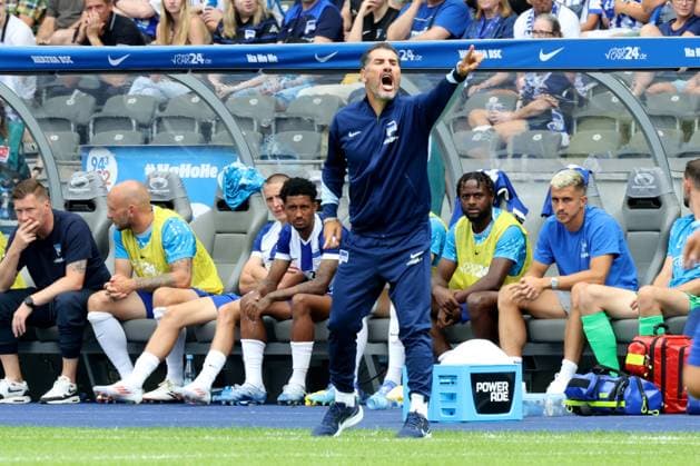 DEU, DFL, 2. FBL, Hertha BSC vs. SC Paderborn 07, 03.08.2024, Berliner Olympiastadion, Berlin, DEU, DFL, 2. FBL, Hertha BSC vs. SC Paderborn 07, im Bild Cheftrainer Cristian Fiel (Hertha BSC Berlin), Hertha-Spielerbank DFL - regulations prohibit any use of Photographs as image sequences and or quasi-video Foto: Juergen Engler nordphoto GmbH