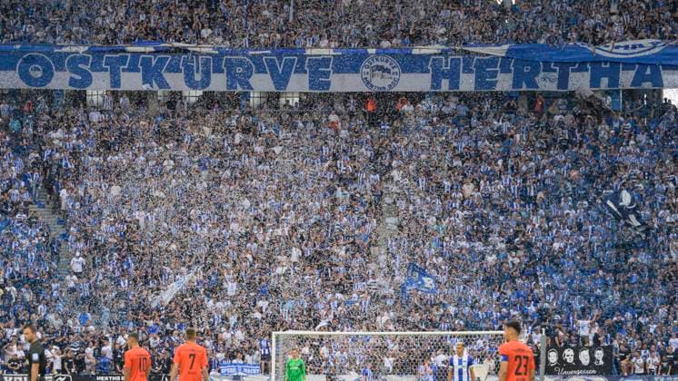 GER, Berlin, Fussball, Hertha BSC vs SC Paderborn, 2. Bundesliga, Olympiastadion, 03.08.2024, Konfetti - Regen in Weiss, zu Beginn der Partie in der OstKurve, dfl-dfb-regulations-prohibit-any-use-of-photographs-as-image-sequences-and-or-quasi-video *** GER, Berlin, Football, Hertha BSC vs SC Paderborn, 2 Bundesliga, Olympiastadion, 03 08 2024, Confetti rain in white, at the start of the match in the OstKurve, dfl dfb regulations prohibit any use of photographs as image sequences and or quasi video Copyright: HMBxMedia UwexKoch