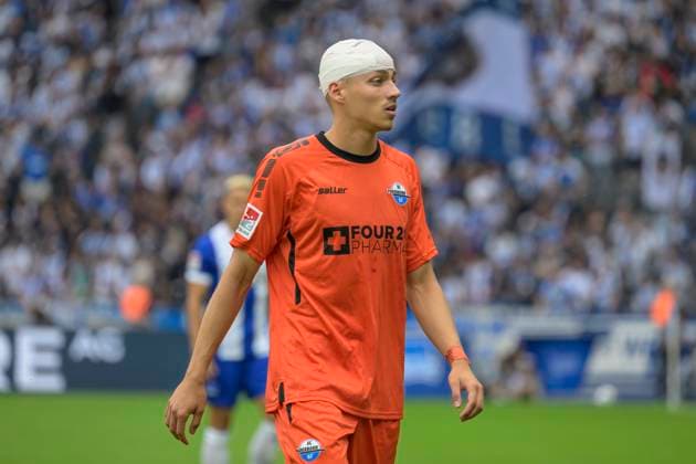 GER, Berlin, Fussball, Hertha BSC vs SC Paderborn, 2. Bundesliga, Olympiastadion, 03.08.2024, Filip Bilbija (SC Paderborn 07), musste zu Anfang des Spiels behandelt werden, Kopfverabnd, dfl-dfb-regulations-prohibit-any-use-of-photographs-as-image-sequences-and-or-quasi-video