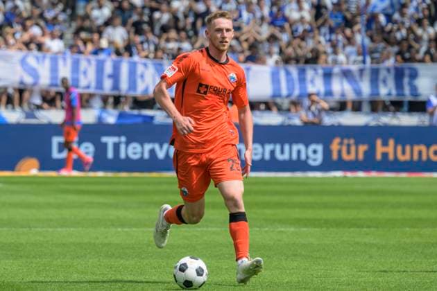 GER, Berlin, Fussball, Hertha BSC vs SC Paderborn, 2. Bundesliga, Olympiastadion, 03.08.2024, Tjark Scheller (SC Paderborn 07), spielt den Ball, im Angriff, dfl-dfb-regulations-prohibit-any-use-of-photographs-as-image-sequences-and-or-quasi-video