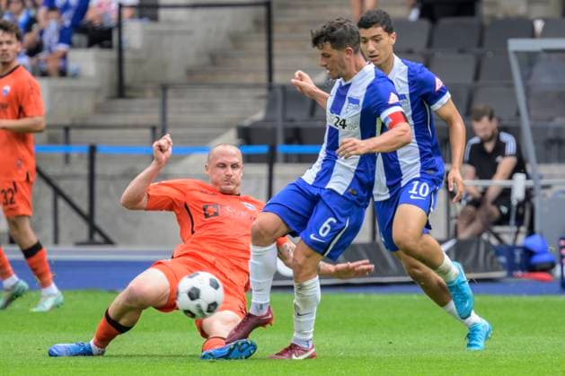 GER, Berlin, Fussball, Hertha BSC vs SC Paderborn, 2. Bundesliga, Olympiastadion, 03.08.2024, v.l. Sven Michel (SC Paderborn 07), Diego Demme (Hertha 6), Zweikampf, Action, Kampf, kaempft um den Ball, dfl-dfb-regulations-prohibit-any-use-of-photographs-as-image-sequences-and-or-quasi-video
