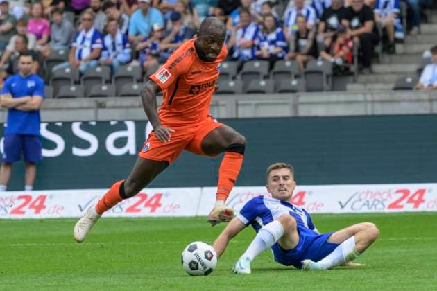 GER, Berlin, Fussball, Hertha BSC vs SC Paderborn, 2. Bundesliga, Olympiastadion, 03.08.2024, v.l. David Kinsombi (SC Paderborn 07), Jonjoe Kenny (Hertha 16 ), Zweikampf, Action, Kampf, kaempft um den Ball, dfl-dfb-regulations-prohibit-any-use-of-photographs-as-image-sequences-and-or-quasi-video