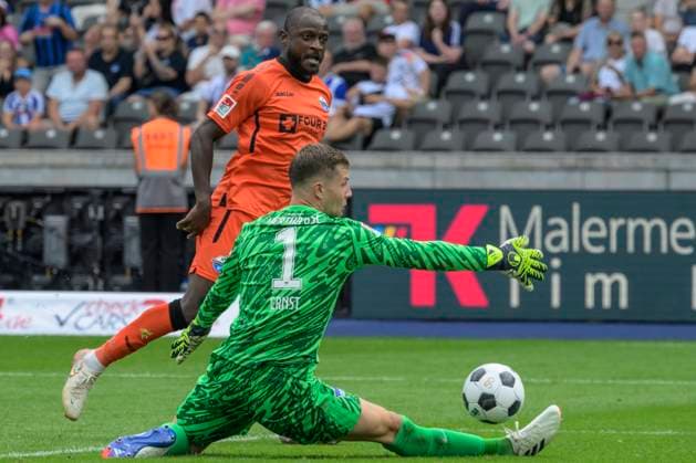 GER, Berlin, Fussball, Hertha BSC vs SC Paderborn, 2. Bundesliga, Olympiastadion, 03.08.2024, v.l. David Kinsombi (SC Paderborn 07), Tjark Ernst (Hertha 1), Zweikampf, Action, Kampf, kaempft um den Ball, dfl-dfb-regulations-prohibit-any-use-of-photographs-as-image-sequences-and-or-quasi-video