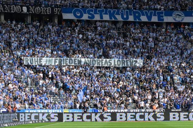 GER, Berlin, Fussball, Hertha BSC vs SC Paderborn, 2. Bundesliga, Olympiastadion, 03.08.2024, Die Fans halten im Gedenken an Andreas Lorenz ein Banner mit der Aufschrift Ruhe in Frieden, Banner, Plakat, dfl-dfb-regulations-prohibit-any-use-of-photographs-as-image-sequences-and-or-quasi-video