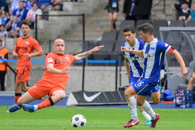 GER, Berlin, Fussball, Hertha BSC vs SC Paderborn, 2. Bundesliga, Olympiastadion, 03.08.2024, v.l. Sven Michel (SC Paderborn 07), Diego Demme (Hertha 6), Zweikampf, Action, Kampf, kaempft um den Ball, dfl-dfb-regulations-prohibit-any-use-of-photographs-as-image-sequences-and-or-quasi-video