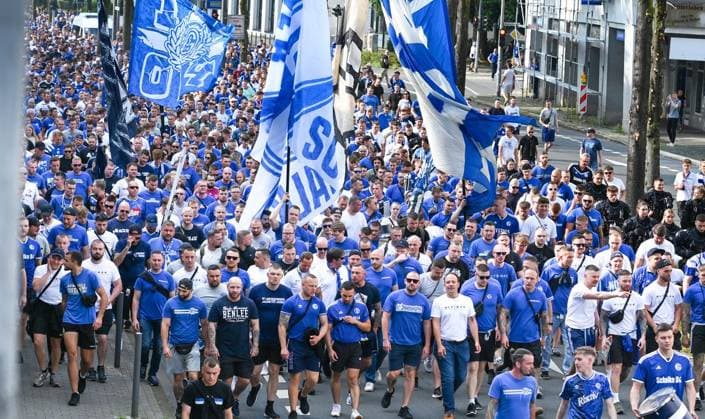FC Schalke 04 in Gelsenkirchen ** NUR FÜR REDAKTIONELLE ZWECKE ** EDITORIAL USE ONLY **<p>Mehrere tausend Fans des Fußball Zweitligisten FC Schalke 04 gehen am Samstag, 03. August 2024 in Gelsenkirchen in einem sogenannten Fan Walk von Buer zur Veltins Arena, wo die Partie gegen Eintracht Braunschweig stattfindet. Deutschland NRW Gelsenkirchen