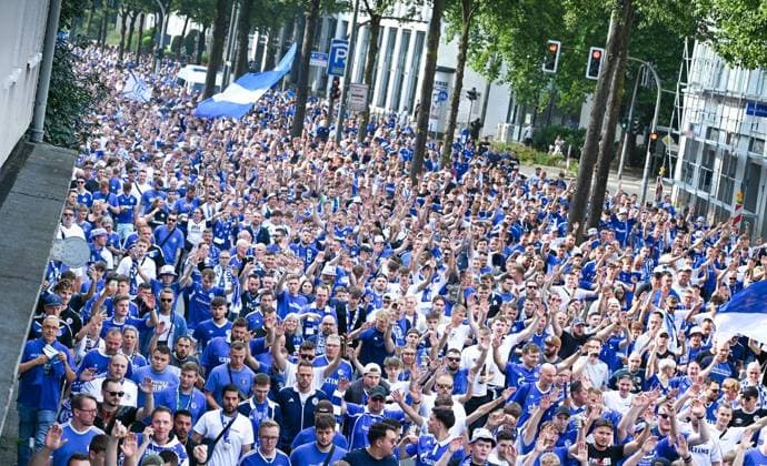 FC Schalke 04 in Gelsenkirchen ** NUR FÜR REDAKTIONELLE ZWECKE ** EDITORIAL USE ONLY **<p>Mehrere tausend Fans des Fußball Zweitligisten FC Schalke 04 gehen am Samstag, 03. August 2024 in Gelsenkirchen in einem sogenannten Fan Walk von Buer zur Veltins Arena, wo die Partie gegen Eintracht Braunschweig stattfindet. Deutschland NRW Gelsenkirchen