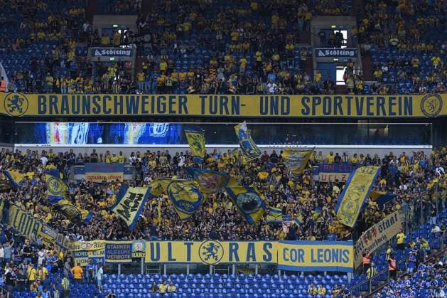 Fußball 2. Bundesliga 1. Spieltag FC Schalke 04 - Eintracht Braunschweig am 03.08.2024 in der Veltins Arena in Gelsenkirchen Fanblock Fans Eintracht Braunschweig DFL regulations prohibit any use of photographs as image sequences and or quasi-video.