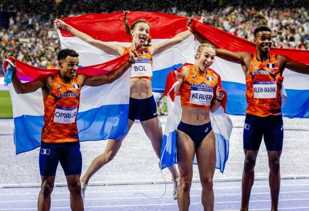 Sport Themen der Woche KW31 Sport Bilder des Tages PARIS - Femke Bol, Lieke Klaver, Eugene Omalla, Isaya Klein Ikkink celebrate their gold medal in the 4 x 400m mixed relay during the Olympic athletics competitions in Stade de France. ANP REMKO DE WAAL xVIxANPxSportx xxANPxIVx 505041910 originalFilename: 505041910.jpg