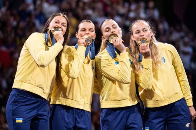 Sport Themen der Woche KW31 Sport Bilder des Tages Olga Kharlan, Alina Komashchuk, Olena Kravatska and Yuliia Bakastova (UKR) - Escrime - Fencing, podium Women’s team Fencing event, during the Olympic Games, Olympische Spiele, Olympia, OS Paris 2024 JO 2024 : ESCRIME - Jeux Olympiques 2024 - Paris2024 - Paris - 03 08 2024 DPPI Panoramic 