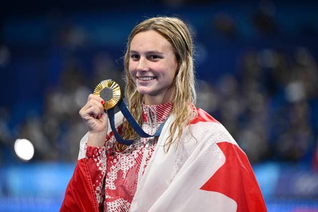 Sport Themen der Woche KW31 Sport Bilder des Tages OLY24 SWIMMING, Summer McIntosh of Canada displays her gold medal after winning the Womens 200m Individual Medley Finals at the La Defense Arena during the 2024 Paris Olympic Games, Olympische Spiele, Olympia, OS in Paris, France, Saturday, August 03, 2024. ( NO ARCHIVING, EDITORIAL USE ONLY, NO USE IN BOOKS WITHOUT CONSENT PARIS FRANCE  Copyright: xJOELxCARRETTx 20240804176899440322