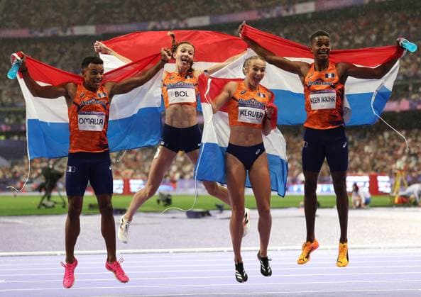 Sport Themen der Woche KW31 Sport Bilder des Tages (240803) -- PARIS, Aug. 3, 2024 -- Eugene Omalla, Femke Bol, Lieke Klaver and Isaya Klein Ikkink (from L to R) of team the Netherlands celebrate after the 4x400m relay mixed final of Athletics at the Paris 2024 Olympic Games, Olympische Spiele, Olympia, OS in Paris, France, Aug. 3, 2024. ) (PARIS2024) FRANCE-PARIS-OLY-ATHLETICS-4X400M RELAY-MIXED LixYing 