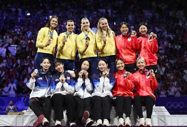 Sport Themen der Woche KW31 Sport Bilder des Tages (240803) -- PARIS, Aug. 3, 2024 -- Gold medalists team Ukraine (upper L), silver medalists team South Korea (lower L) and bronze medalists team Japan (R) show their medals during the victory ceremony for the women s sabre team of fencing at the Paris 2024 Olympic Games, Olympische Spiele, Olympia, OS in Paris, France, Aug. 3, 2024. ) (PARIS2024) FRANCE-PARIS-OLY-FENCING ZhangxHongxiang 
