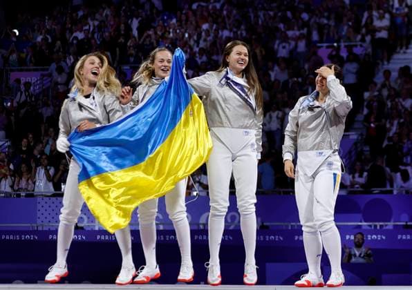 Bilder des Jahres 2024, Sport 08 August Sport Themen der Woche KW31 Sport Bilder des Tages (240803) -- PARIS, Aug. 3, 2024 -- Team Ukraine celebrate victory after the women s sabre team gold medal match of fencing between Ukrain and South Korea at the Paris 2024 Olympic Games, Olympische Spiele, Olympia, OS in Paris, France, Aug. 3, 2024. ) (PARIS2024) FRANCE-PARIS-OLY-FENCING FeixMaohua 