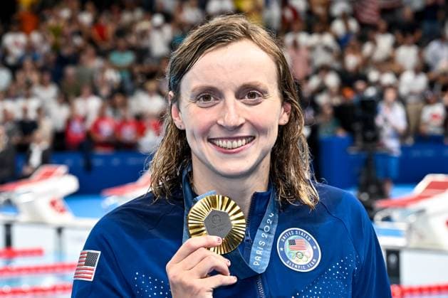 Sport Themen der Woche KW31 Sport Bilder des Tages Katie Ledecky of United States of America shows the gold medal after competing in the swimming 800m Freestyle Women Final during the Paris 2024 Olympic Games, Olympische Spiele, Olympia, OS at La Defense Arena in Paris (France), August 03, 2024. Giorgio Scala