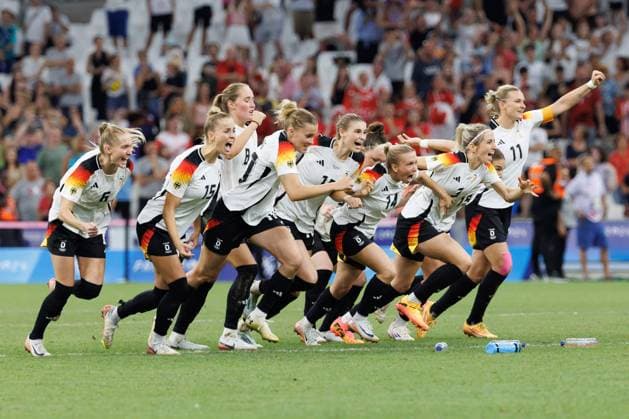 Bilder des Jahres 2024, Sport 08 August Sport Themen der Woche KW31 Sport Bilder des Tages August 3, 2024, Marseille, Bouches-du-Rhone, France: Germany celebrate their win in a quarter final match of the 2024 Olympic Games, Olympische Spiele, Olympia, OS Football Tournament between German and Canada at the Marseille Stadium, Marseille, France. Germany won 4:2 on penalties. Marseille France - ZUMAl303 20240803_oly_l303_001 Copyright: xSydneyxLowx