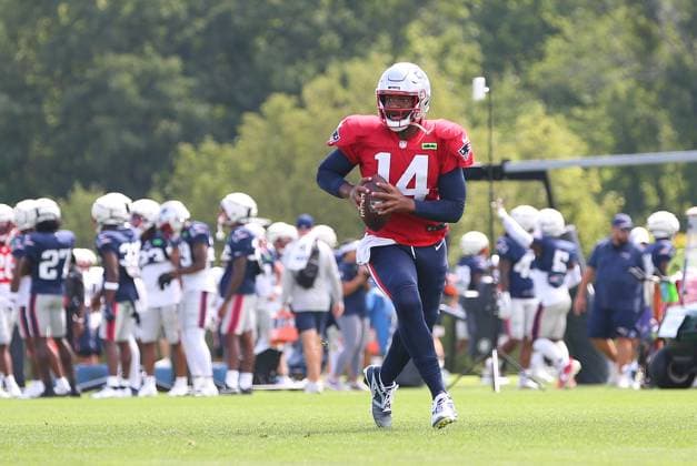 August 3, 2024; Foxborough, MA, USA; New England Patriots quarterback Jacoby Brissett (14) participate in drills during Patriots training camp at Gillette Stadium. CSM Foxborough United States - ZUMAc04_ 20240803_zma_c04_163 Copyright: xAnthonyxNesmithx