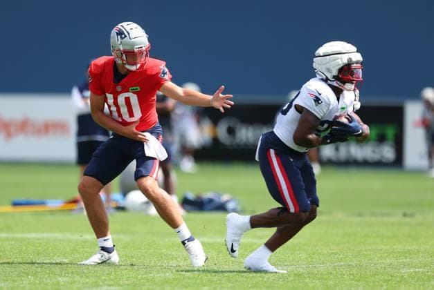 August 3, 2024; Foxborough, MA, USA; New England Patriots quarterback Drake Maye (10) and New England Patriots cornerback Alex Austin (28) participate in drills during Patriots training camp at Gillette Stadium. CSM Foxborough United States - ZUMAc04_ 20240803_zma_c04_202 Copyright: xAnthonyxNesmithx