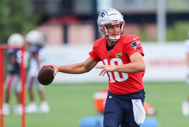 August 3, 2024; Foxborough, MA, USA; New England Patriots quarterback Drake Maye (10) participate in drills during Patriots training camp at Gillette Stadium. CSM Foxborough United States - ZUMAc04_ 20240803_zma_c04_224 Copyright: xAnthonyxNesmithx