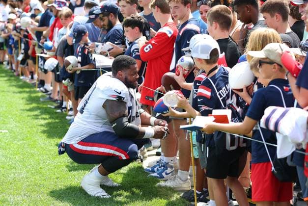 August 3, 2024; Foxborough, MA, USA; New England Patriots guard Nick Leverett (51) speaks with a fan during Patriots training camp at Gillette Stadium. CSM Foxborough United States - ZUMAc04_ 20240803_zma_c04_247 Copyright: xAnthonyxNesmithx
