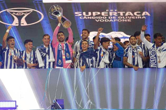 Sport Themen der Woche KW31 Sport Bilder des Tages CANDIDO DE OLIVEIRA SUPERCUP FINAL - SPORTING CP x FC PORTO Aveiro (PT) 08 03 2024 - CANDIDO DE OLIVEIRA SUPERTACA FINAL - SPORTING CP x FC PORTO Porto players celebrate title after match between Sporting x Porto, valid for the final of the Candido de Oliveira Supertaca, held at the Aveiro Municipal Stadium, in Aveiro, on Saturday night, (03). (Foto: Alexandre Gomes Thenews2 imago images) SPO  Copyright: xALEXANDRExGOMESx