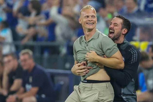 Sport Bilder des Tages 2. Bundesliga - FC Schalke 04 - Eintracht Braunschweig am 03.08.2024 in der Veltins-Arena auf Schalke Trainer Karel Geraerts (Schalke) jubelt und freut sich über das Tor zum 4 zu 1 *** 2 Bundesliga FC Schalke 04 Eintracht Braunschweig on 03 08 2024 at the Veltins Arena in Schalke Coach Karel Geraerts Schalke cheers and is happy about the goal to make it 4 to 1 MH