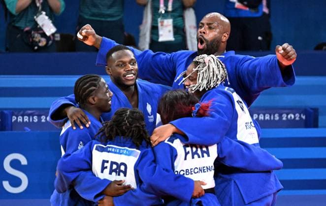 Bilder des Jahres 2024, Sport 08 August Sport Themen der Woche KW31 Sport Bilder des Tages (240803) -- PARIS, Aug. 3, 2024 -- Athletes of France celebrate after the mixed team final game of judo between France and Japan at the Paris 2024 Olympic Games, Olympische Spiele, Olympia, OS in Paris, France, on Aug. 3, 2024. ) (PARIS2024)FRANCE-PARIS-OLY-JUDO WuxWei 