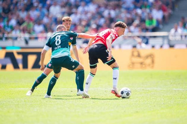 03.08.2024 - Fußball, 2024 2025, 2. Bundesliga, 1. Spieltag, Hannover 96 - SSV Jahn Regensburg: (L-R) Andreas Geipl (Regensburg), Jannik Rochelt (Hannover) DFL REGULATIONS PROHIBIT ANY USE OF PHOTOGRAPHS AS IMAGE SEQUENCES AND OR QUASI-VIDEO.