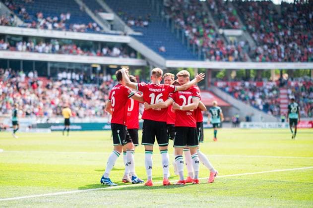 03.08.2024 - Fußball, 2024 2025, 2. Bundesliga, 1. Spieltag, Hannover 96 - SSV Jahn Regensburg: (2R) Jannik Dehm (Hannover) jubelt nach seinem Tor zum 2:0 mit (L-R) Fabian Kunze (Hannover), Havard Nielsen (Hannover), Marcel Halstenberg (Hannover), Josh Knight (Hannover) DFL REGULATIONS PROHIBIT ANY USE OF PHOTOGRAPHS AS IMAGE SEQUENCES AND OR QUASI-VIDEO.