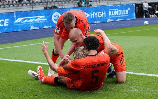 Felix Götze jubelt nach 0:1 mit Tjark Scheller, Sven Michel, Santiago Castaneda Freude Emotion Jubel Fußball Fussball DFL 2.Bundesliga Herren 1.Spieltag Saison 2024 2025 03.08.2024 Hertha BSC Berlin vs. SC Paderborn SCP DFL regulations prohibit any use of photographs as image sequences and or quasi-video