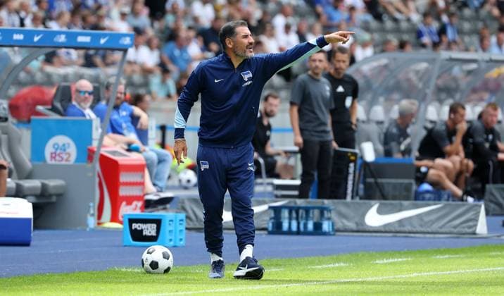 Trainer Cristian Fiel zeigend, gestikulierend Fußball Fussball DFL 2.Bundesliga Herren 1.Spieltag Saison 2024 2025 03.08.2024 Hertha BSC Berlin vs. SC Paderborn SCP DFL regulations prohibit any use of photographs as image sequences and or quasi-video