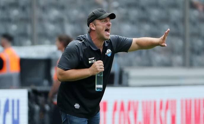 Trainer Lukas Kwasniok zeigend, gestikulierend Einzelbild Freisteller Aktion Fußball Fussball DFL 2.Bundesliga Herren 1.Spieltag Saison 2024 2025 03.08.2024 Hertha BSC Berlin vs. SC Paderborn SCP DFL regulations prohibit any use of photographs as image sequences and or quasi-video
