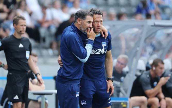 Trainer Cristian Fiel redet mit Fitnesstrainer Henrik Kuchno Fußball Fussball DFL 2.Bundesliga Herren 1.Spieltag Saison 2024 2025 03.08.2024 Hertha BSC Berlin vs. SC Paderborn SCP DFL regulations prohibit any use of photographs as image sequences and or quasi-video