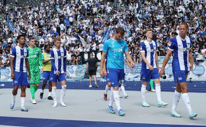 Jeremy Dudziak, Torwart Tjark Ernst, Michael Cuisance, Pascal Klemens, Luca Schuler, Derry Scherhant, Herthamannschaft enttäuscht nach Spielende Enttäuschung Fußball Fussball DFL 2.Bundesliga Herren 1.Spieltag Saison 2024 2025 03.08.2024 Hertha BSC Berlin vs. SC Paderborn SCP DFL regulations prohibit any use of photographs as image sequences and or quasi-video