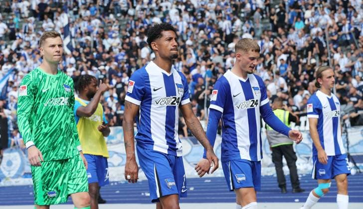 Torwart Tjark Ernst, Jeremy Dudziak, Michael Cuisance, Jeremy Dudziak, Herthamannschaft enttäuscht nach Spielende Enttäuschung Fußball Fussball DFL 2.Bundesliga Herren 1.Spieltag Saison 2024 2025 03.08.2024 Hertha BSC Berlin vs. SC Paderborn SCP DFL regulations prohibit any use of photographs as image sequences and or quasi-video