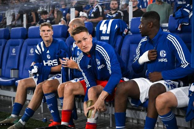 Torwart Ron-Thorben Hoffmann (FC Schalke 04), mi., auf der Ersatzbank 03.08.2024, Fussball 2. Bundesliga, 1. Spieltag, Saison 2024 2025 FC Schalke 04 - Eintracht Braunschweig 5:1 Gelsenkirchen Veltins Arena Nordrhein Westfalen Deutschland *** Goalkeeper Ron Thorben Hoffmann FC Schalke 04 , mi , on the bench 03 08 2024, Soccer 2 Bundesliga, 1 Matchday, Season 2024 2025 FC Schalke 04 Eintracht Braunschweig 5 1 Gelsenkirchen Veltins Arena Nordrhein Westfalen Germany Team2