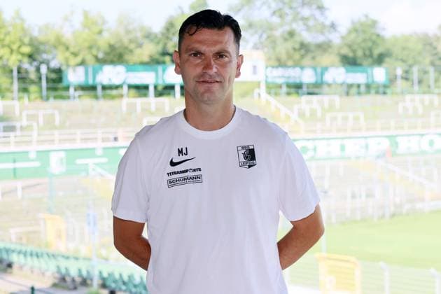 Chemie Leipzig Teampräsentation Regionalliga NO Cheftrainer Miroslav Jagatic ; BSG Chemie Leipzig ; Regionalliga NordOst, Porträttermin 2024 2025 , 02.08.2024, Alfred-Kunze-Sportpark, Leipzig ,