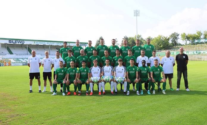Chemie Leipzig Teampräsentation Regionalliga NO BSG Chemie Leipzig ; Fussball, Regionalliga Nord-Ost, Porträttermin ,2024 2025 , Mannschaftsfoto hintere Reihe v.l.: Elias Ndukwe Oke, Tobias Reithmeir, Tim Bunge, Paul Horschig, Manuel Wajer, Fabian Rüth Rueth, Florian Kirstein und Stanley Ratifo. Mitte v.l.: Torwarttrainer Harald Bellot, Co-Trainer Markus Wolf, Cheftrainer Miroslav Jagatic, Maximilian Jagatic, Marcel Kohn, Julian Weigel, Cemal Kaymaz, Dennis Mast, Luca Marino, Physiotherapeut Alireza Hamzehian, Teammanager Daniel Heinze, Zeugwart Tilo Berthel und Sportdirektor Steffen Ziffert. Vordere Reihe v.l.: Florian Brügmann Bruegmann, Timo Mauer, Yusuf Dogan, Torwart Lenno Udo Schmidt, Torwart Benjamin Bellot, Torwart Jonas Janke, Henry Koeberer, Terry Asare und Janik Mäder Maeder (alle Chemie Leipzig) , 02.08.2024, Alfred-Kunze-Sportpark, Leipzig ,