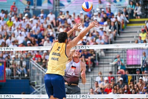 Olympische Spiele Beach volleyball, Beachvolleyball ; Paris 04.08.2024 Achtelfinale, Herren, GER_BRA, Nils Ehlers (1, GER), im Angriff gegen Andre Loyola Stein, Copyright: xBEAUTIFULxSPORTS TomxBlochx