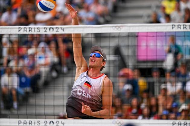 Olympische Spiele Beach volleyball, Beachvolleyball ; Paris 04.08.2024 Achtelfinale, Herren, GER_BRA, Nils Ehlers (1, GER), Copyright: xBEAUTIFULxSPORTS TomxBlochx